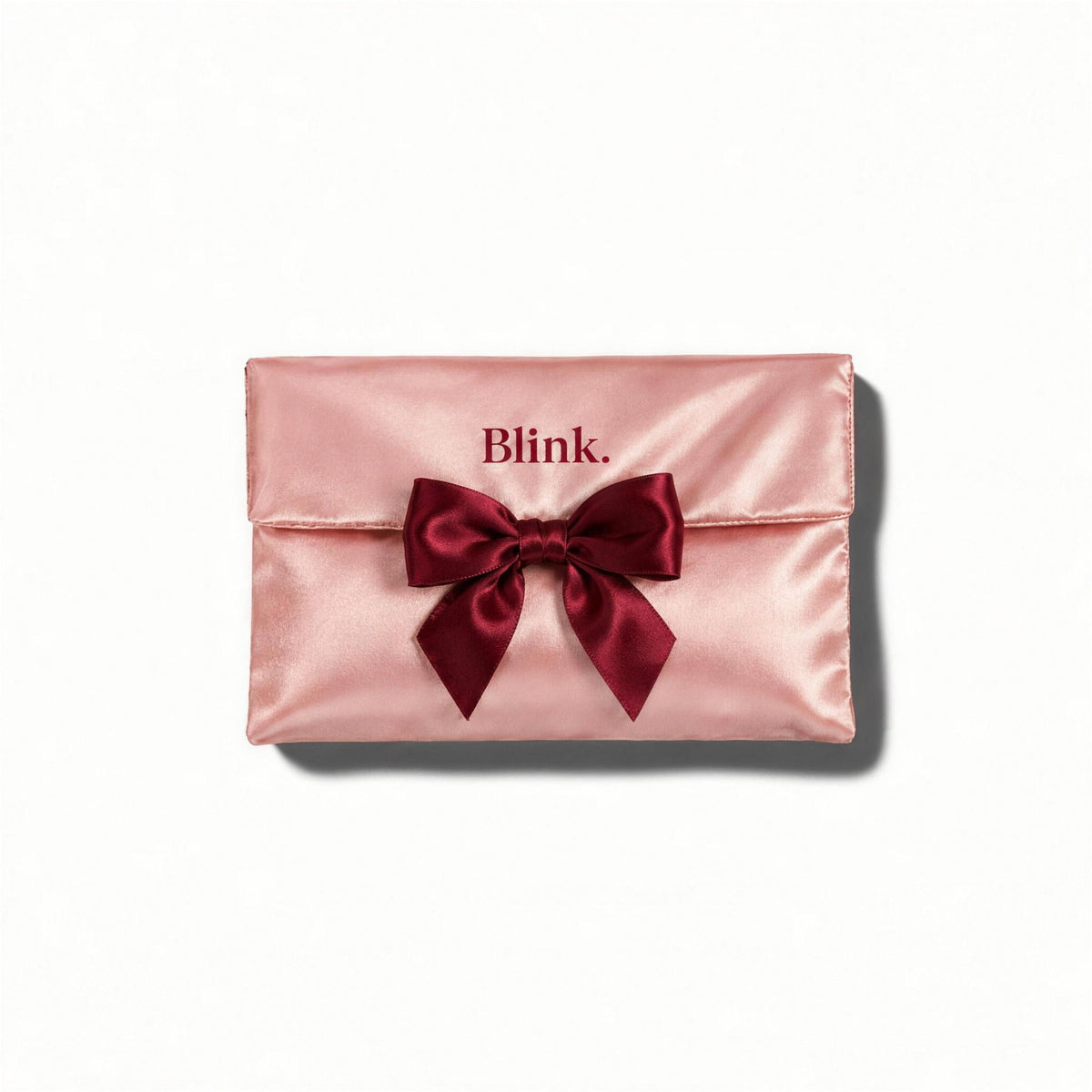 The Satin Pouch®, trousse de toilette en satin rose Blink. fermée par un nœud bordeaux