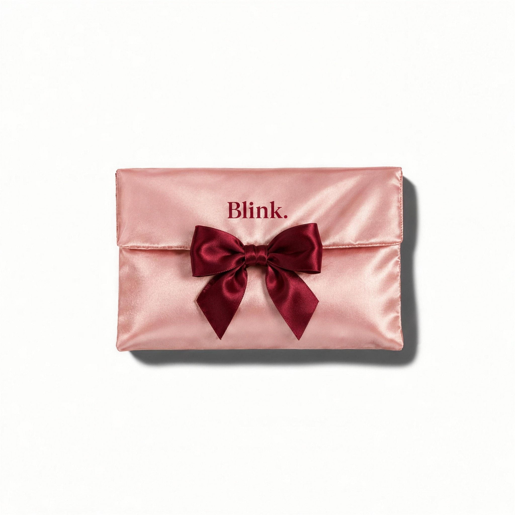 The Satin Pouch®, trousse de toilette en satin rose Blink. fermée par un nœud bordeaux